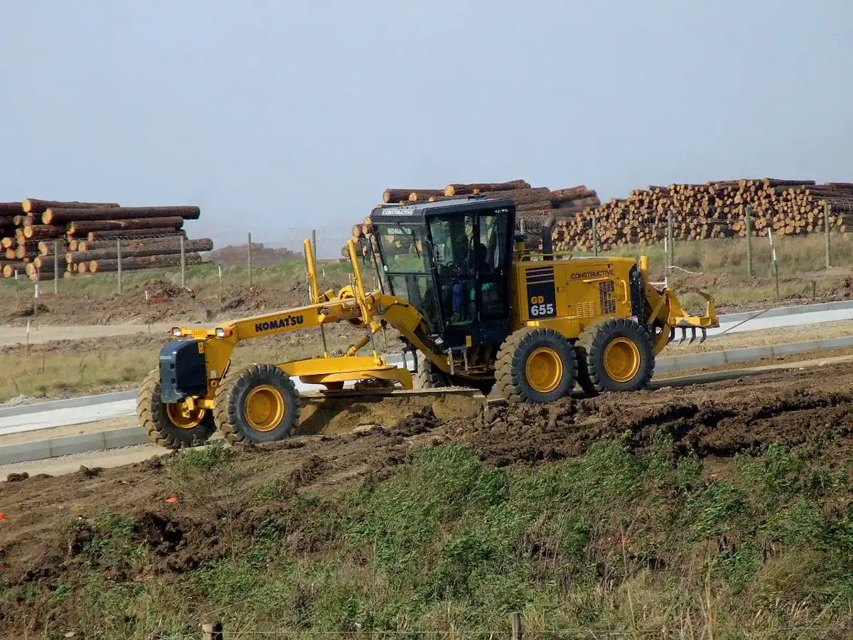 מפלסת Komatsu GD655 בעבודה